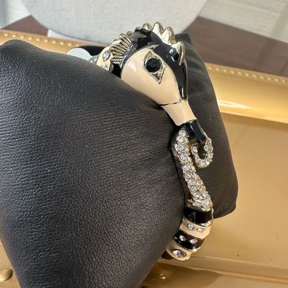 Seahorse clamper bracelet black and beige enamel - Picture 4 of 7